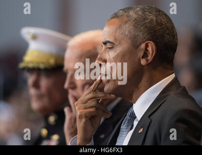 Gemeinsame Basis Myers-Henderson Hall, Virginia, USA. 4. Januar 2017.  United States President Barack Obama (R), Vice President Joe Biden (C) und Vorsitzender der Joint Chiefs Of Staff General Joseph Dunford Jr. besucht die Streitkräfte volle Ehre Review Abschiedszeremonie für Präsident Obama in Joint Base Myers-Henderson Hall in Virginia am 4. Januar 2017. Die fünf Klammern des Militärs geehrt die Präsidenten und Vizepräsidenten für ihren Dienst wie sie ihre letzte Amtszeit im Amt schließen. Bildnachweis: MediaPunch Inc/Alamy Live-Nachrichten Stockfoto