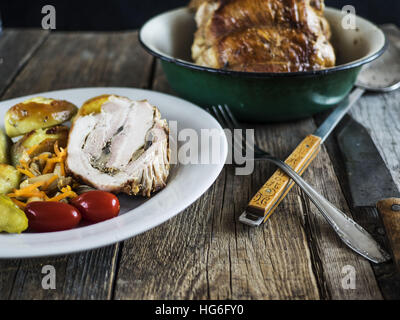 5. Januar 2017 - Hackbraten mit Bratkartoffeln, eingelegte Pilze, Cherry-Tomaten und Gurken. Selektiven Fokus (Credit-Bild: © Igor Golovniov über ZUMA Draht) Stockfoto