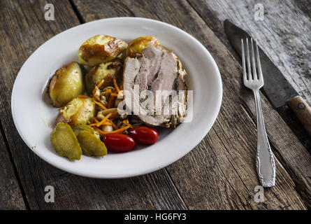 5. Januar 2017 - Hackbraten mit Bratkartoffeln, eingelegte Pilze, Cherry-Tomaten und Gurken. Selektiven Fokus (Credit-Bild: © Igor Golovniov über ZUMA Draht) Stockfoto