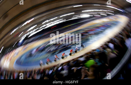 (170105)--Peking, 5. Januar 2017 (Xinhua)--Konkurrenten während der Frauen Keirin-Rennen zweite Runde bei den UCI 2016 Track Cycling World Championships in London, Großbritannien, am 3. März 2016 konkurrieren. (Xinhua/Han Yan) Stockfoto