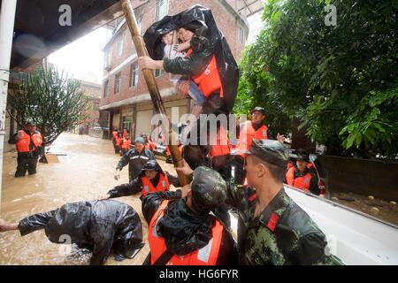 Peking, China Fujian Provinz. 15. Sep, 2016. Rettungskräfte helfen Einwohner in Quanzhou, Südost-China Fujian Provinz, 15. September 2016 zu evakuieren. Taifun Meranti bildete Landfall in Xiang'an Bezirk Xiamen City, um 03:05 Donnerstag, mit Böen bis zu 48 Metern pro Sekunde. © Jiang Kehong/Xinhua/Alamy Live-Nachrichten Stockfoto