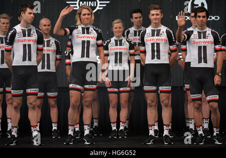 Greven, Deutschland. 5. Januar 2017. Vordere Reihe, L-r: Team Sunweb-Mitglieder Phil Bauhaus, Ellen van Dyke, Felix Gall und Micheal Mathews in Greven, Deutschland, 5. Januar 2017. Team-Sunweb ist ein UCI-WorldTeam lizenziert professionelle Radsport Verein mit Sitz in Deventer in den Niederlanden. Foto: Michael Bahlo/Dpa/Alamy Live News Stockfoto