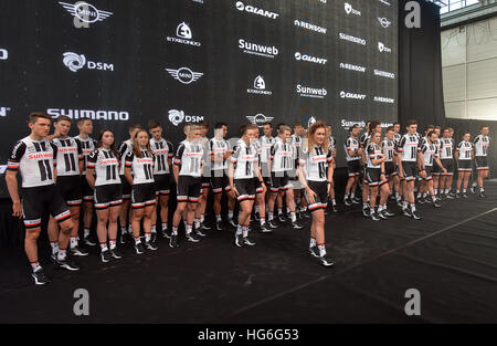 Greven, Deutschland. 5. Januar 2017. Teammitglieder Sunweb in Greven, Deutschland, 5. Januar 2017. Team-Sunweb ist ein UCI-WorldTeam lizenziert professionelle Radsport Verein mit Sitz in Deventer in den Niederlanden. Foto: Michael Bahlo/Dpa/Alamy Live News Stockfoto