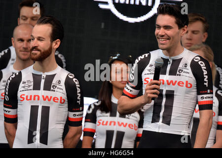 Greven, Deutschland. 5. Januar 2017. Simon Geschke (L) und Tom Dumoulin von Team Sunweb in Greven, Deutschland, 5. Januar 2017. Team-Sunweb ist ein UCI-WorldTeam lizenziert professionelle Radsport Verein mit Sitz in Deventer in den Niederlanden. Foto: Michael Bahlo/Dpa/Alamy Live News Stockfoto