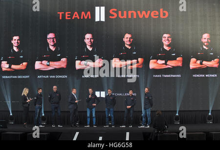 Greven, Deutschland. 5. Januar 2017. Die Trainer des Teams Sunweb zusammen mit der TV-Moderator Marc Bator in Greven, Deutschland, 5. Januar 2017. Team-Sunweb ist ein UCI-WorldTeam lizenziert professionelle Radsport Verein mit Sitz in Deventer in den Niederlanden. Foto: Michael Bahlo/Dpa/Alamy Live News Stockfoto