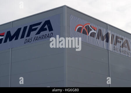 Sangerhausen, Deutschland. 5. Januar 2017. Der Firmenname Mifa und "The Bike" ("Das Fahrrad") geschrieben in deutscher Sprache auf Plakaten hing an der Fassade der Mifa Bike Werksgelände in Sangerhausen, Deutschland, 5. Januar 2017. Ein besonderes Unternehmen treffen wurde das Gebäude als Reaktion auf die Firma Liebeserklärung des Konkurses einberufen. Foto: Klaus-Dietmar Gabbert/Dpa-Zentralbild/Dpa/Alamy Live News Stockfoto