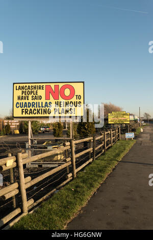 Blackpool, UK. 5. Januar 2017. Die Bauarbeiten haben auf der Website der Cuadrilla Preston neue RD Toren Blackpool Lancashire begonnen. Die Website wurde ursprünglich abgelehnt, Planung von Lancashire County Council, die von der Regierung umgedreht wurde. Heute wurden bereits einige Prostestors am Standort. Der umstrittene Prozess der Fracking für Shale Gas wird voraussichtlich in wenigen Monaten starten Zeit. Bildnachweis: Gary Telford/Alamy Live News Stockfoto