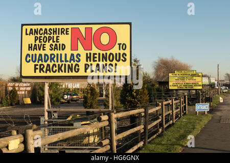 Blackpool, UK. 5. Januar 2017. Die Bauarbeiten haben auf der Website der Cuadrilla Preston neue RD Toren Blackpool Lancashire begonnen. Die Website wurde ursprünglich abgelehnt, Planung von Lancashire County Council, die von der Regierung umgedreht wurde. Heute wurden bereits einige Prostestors am Standort. Der umstrittene Prozess der Fracking für Shale Gas wird voraussichtlich in wenigen Monaten starten Zeit. Bildnachweis: Gary Telford/Alamy Live News Stockfoto