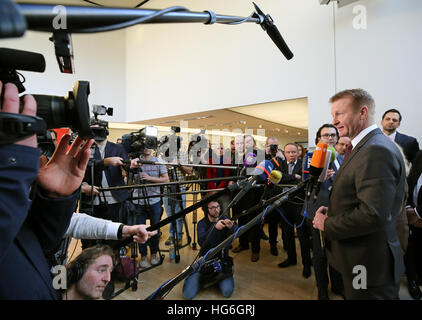 Düsseldorf, Deutschland. 5. Januar 2017. Staatliche Premier von Nordrhein-Westfalen, Ralf Jäger, beantwortet Fragen von Journalisten nach einer Sondersitzung des Ausschusses für innere Angelegenheiten auf den Angriff auf dem Berliner Weihnachtsmarkt in Düsseldorf, Deutschland, 5. Januar 2017. Foto: Roland Weihrauch/Dpa/Alamy Live News Stockfoto