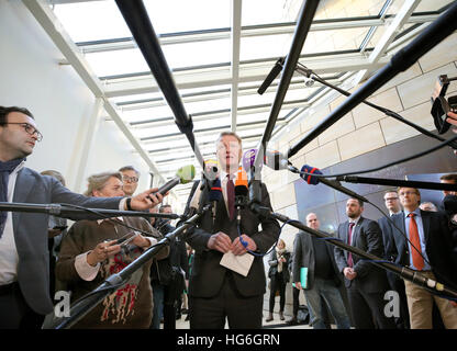 Düsseldorf, Deutschland. 5. Januar 2017. Staatliche Premier von Nordrhein-Westfalen, Ralf Jäger, beantwortet Fragen von Journalisten nach einer Sondersitzung des Ausschusses für innere Angelegenheiten auf den Angriff auf dem Berliner Weihnachtsmarkt in Düsseldorf, Deutschland, 5. Januar 2017. Foto: Roland Weihrauch/Dpa/Alamy Live News Stockfoto