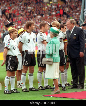 Datei - eine Datei Bild vom 30. Juni 1996 zeigt die englische Königin Elizabeth II Gruß Deutschland-Fußball-Nationalmannschaft vor der Fußball-EM-Finale im Wembley-Stadion in London, Großbritannien. Team-Kapitän Juergen Klinsmann (halb verdeckt) präsentiert die Spielern Thomas Haessler (L-R), Thomas Helmer und Stefan Kuntz. Hinter der Königin begrüßt UEFA-Präsident Lennart Johansson die Spieler. Foto: Bernd Weissbrod/dpa Stockfoto