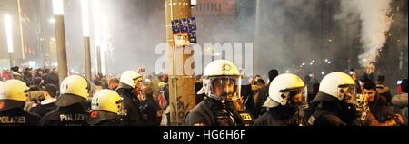 Dortmund, Deutschland. 1. Januar 2017. Polizeikräfte arbeiten auf Vorabend des neuen Jahres in Dortmund, Deutschland, 1. Januar 2017. Ein Feuerwerkskörper zündeten ein Gerüst auf dem Dach der Kirche St. Reinold net. Foto: Peter Bandermann/Peter Bandermann/Ruhrnachrichten/Dpa/Dpa/Alamy Live News Stockfoto