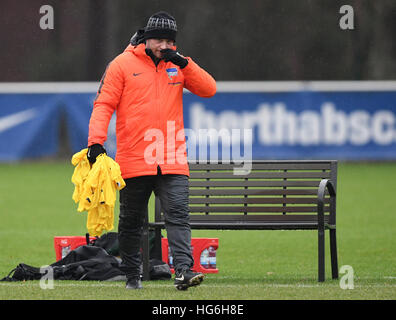 Berlin, Deutschland. 3. Januar 2017. Coach Pal Dardai kommt auf das Feld für den Start des Trainings mit deutschen Bundesligisten Hertha BSC in Berlin, Deutschland, 3. Januar 2017. Foto: Soeren Stache/Dpa/Alamy Live News Stockfoto