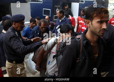 Karachi. 5. Januar 2017. Freigegebene indische Fischer kommen am Bahnhof im südlichen Hafenstadt pakistanischen Stadt Karachi auf 5. Januar 2017. Pakistan begann Freigabe 218 indische Fischer am Donnerstag, die zweite derartige Geste in einem Monat, der zu Spannungen zwischen den Nachbarn beginnen konnte. © Arshad/Xinhua/Alamy Live-Nachrichten Stockfoto