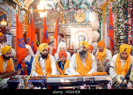 Sikh Anhänger nehmen Teil an einer religiösen Feier Zeremonie im Zusammenhang mit der 350. Geburtstag von geistiger Führer, den Guru Gobind Singh im örtlichen Tempel in Peshawar am Donnerstag, 5. Januar 2017 statt. Guru Gobind Singh war der 10. Sikh Guru und letzte lebende Gurus der Sikhismus. Ein spiritueller Meister, Krieger, Dichter und Philosoph, er als Guru im Alter von neun Jahren installiert wurde bei seinem Vater, Guru Tegh Bahadur, enthauptet wurde, weil er sich weigerte, zum Islam überzutreten. Stockfoto