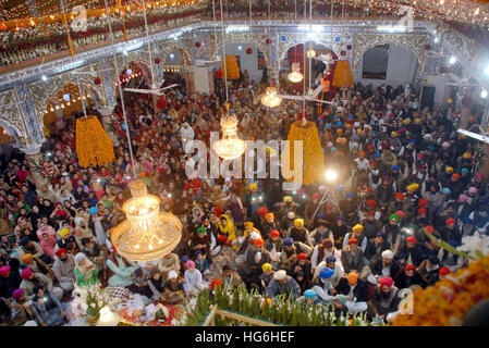 Sikh Anhänger nehmen Teil an einer religiösen Feier Zeremonie im Zusammenhang mit der 350. Geburtstag von geistiger Führer, den Guru Gobind Singh im örtlichen Tempel in Peshawar am Donnerstag, 5. Januar 2017 statt. Guru Gobind Singh war der 10. Sikh Guru und letzte lebende Gurus der Sikhismus. Ein spiritueller Meister, Krieger, Dichter und Philosoph, er als Guru im Alter von neun Jahren installiert wurde bei seinem Vater, Guru Tegh Bahadur, enthauptet wurde, weil er sich weigerte, zum Islam überzutreten. Stockfoto