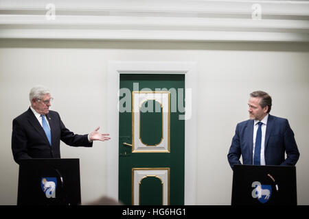 Tórshavn, Färöer. 5. Januar 2017.  Dänische Außenminister Anders Samuelsen (R) trifft färöischen Minister für Handel und auswärtige Angelegenheiten Poul Michelsen (L) in Torshavn auf den Färöer Inseln. Das Treffen fand im Rahmen des dänischen Ministeriums für auswärtige Angelegenheiten-Jahrestagung in Tórshavn und die beiden Minister haben Gespräche über eine eventuelle zukünftige färöischen Handelsabkommen mit der EU, die Arktis und internationale Politik. Bildnachweis: Gonzales Foto/Alamy Live-Nachrichten Stockfoto