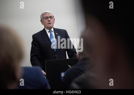 Tórshavn, Färöer. 5. Januar 2017.  Dänische Außenminister trifft Anders Samuelsen färöischen Minister für Handel und auswärtige Angelegenheiten Poul Michelsen (im Bild) in Torshavn auf den Färöer Inseln. Das Treffen fand im Rahmen des dänischen Ministeriums für auswärtige Angelegenheiten-Jahrestagung in Tórshavn und die beiden Minister haben Gespräche über eine eventuelle zukünftige färöischen Handelsabkommen mit der EU, die Arktis und internationale Politik. Bildnachweis: Gonzales Foto/Alamy Live-Nachrichten Stockfoto