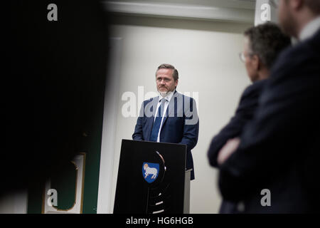 Tórshavn, Färöer. 5. Januar 2017.  Dänische Außenminister Anders Samuelsen (Bild) trifft färöischen Minister für Handel und auswärtige Angelegenheiten Poul Michelsen in Torshavn auf den Färöer Inseln. Das Treffen fand im Rahmen des dänischen Ministeriums für auswärtige Angelegenheiten-Jahrestagung in Tórshavn und die beiden Minister haben Gespräche über eine eventuelle zukünftige färöischen Handelsabkommen mit der EU, die Arktis und internationale Politik. Bildnachweis: Gonzales Foto/Alamy Live-Nachrichten Stockfoto