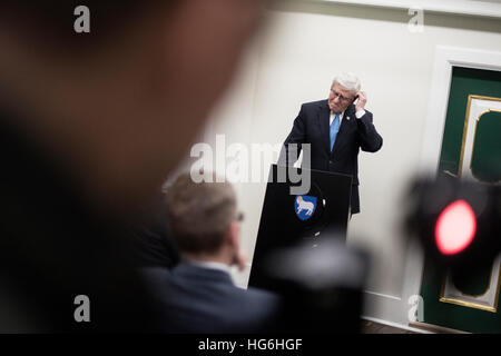 Tórshavn, Färöer. 5. Januar 2017.  Dänische Außenminister trifft Anders Samuelsen färöischen Minister für Handel und auswärtige Angelegenheiten Poul Michelsen (im Bild) in Torshavn auf den Färöer Inseln. Das Treffen fand im Rahmen des dänischen Ministeriums für auswärtige Angelegenheiten-Jahrestagung in Tórshavn und die beiden Minister haben Gespräche über eine eventuelle zukünftige färöischen Handelsabkommen mit der EU, die Arktis und internationale Politik. Bildnachweis: Gonzales Foto/Alamy Live-Nachrichten Stockfoto