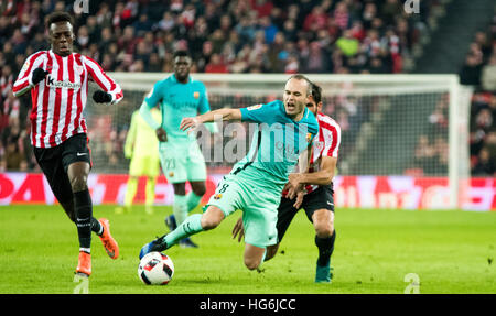 Bilbao, Spanien. 5. Januar 2017. Andres Iniesta (Mildfierder, FC Barcelona) fällt während des Fußballspiels des spanischen Königs Cup zwischen Athletic Club und dem FC Barcelona im San Mames Stadion am 5. Januar 2017 in Bilbao, Spanien. © David Gato/Alamy Live-Nachrichten Stockfoto