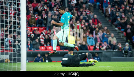 Bilbao, Spanien. 5. Januar 2017. Luis Suarez (Sturm, FC Barcelona) kann nicht den Ball zu schlagen, weil Gorka Iraizoz (Torwart, Athletic Club) es während des Fußballspiels des spanischen Königs Cup zwischen Athletic Club und dem FC Barcelona im San Mames Stadion am 5. Januar 2017 in Bilbao, Spanien abgefangen. © David Gato/Alamy Live-Nachrichten Stockfoto