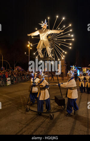 Künstler führen in einer Straße, wie sie während "Cabalgata de Reyes" oder die Three Wise Men-Parade in Barcelona, Spanien, Donnerstag, 5. Januar 2017 marschieren. Es ist eine Parade als Symbol für die Ankunft der Heiligen drei Könige nach Bethlehem, die nach der Geburt von Jesus. In Spanien und vielen lateinamerikanischen Ländern Epiphanie ist der Tag, als Geschenke ausgetauscht werden. © Charlie Perez/Alamy Stockfoto