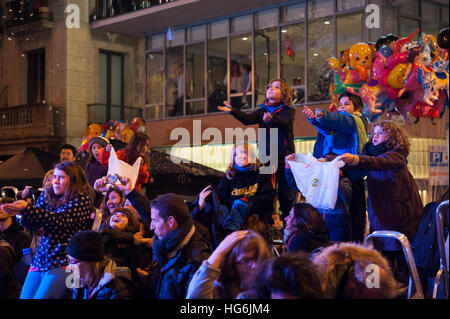 Menschen erheben ihre Hände, wie sie versuchen zu sammeln Süßigkeiten, während die "Cabalgata de Reyes" oder die Three Wise Men-Parade in Barcelona, Spanien, Donnerstag, 5. Januar 2017 geworfen werden. Es ist eine Parade als Symbol für die Ankunft der Heiligen drei Könige nach Bethlehem, die nach der Geburt von Jesus. In Spanien und vielen lateinamerikanischen Ländern Epiphanie ist der Tag, als Geschenke ausgetauscht werden. © Charlie Perez/Alamy Stockfoto