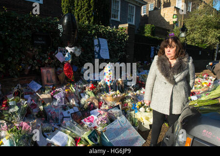 London, Vereinigtes Königreich. 5. Januar 2017. Ehrungen von Kerzen, Blumen und Fotos verbleiben außerhalb der Heimat der Pop-Musik Ikone George Michael in The Grove, Highgate in London, England. Sänger George Michael starb am Weihnachtstag in seinem Landhaus in Oxfordshire im Alter von 53 Jahren am 25 Dezember. Bildnachweis: Michael Tubi/Alamy Live-Nachrichten Stockfoto