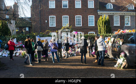 London, Vereinigtes Königreich. 5. Januar 2017. Ehrungen von Kerzen, Blumen und Fotos verbleiben außerhalb der Heimat der Pop-Musik Ikone George Michael in The Grove, Highgate in London, England. Sänger George Michael starb am Weihnachtstag in seinem Landhaus in Oxfordshire im Alter von 53 Jahren am 25 Dezember. Bildnachweis: Michael Tubi/Alamy Live-Nachrichten Stockfoto