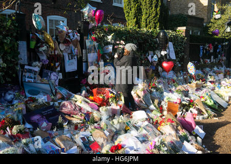 London, Vereinigtes Königreich. 5. Januar 2017. Ehrungen von Kerzen, Blumen und Fotos verbleiben außerhalb der Heimat der Pop-Musik Ikone George Michael in The Grove, Highgate in London, England. Sänger George Michael starb am Weihnachtstag in seinem Landhaus in Oxfordshire im Alter von 53 Jahren am 25 Dezember. Bildnachweis: Michael Tubi/Alamy Live-Nachrichten Stockfoto