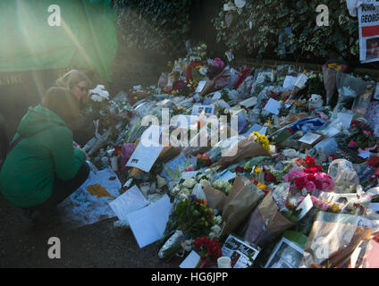 London, Vereinigtes Königreich. 5. Januar 2017. Ehrungen von Kerzen, Blumen und Fotos verbleiben außerhalb der Heimat der Pop-Musik Ikone George Michael in The Grove, Highgate in London, England. Sänger George Michael starb am Weihnachtstag in seinem Landhaus in Oxfordshire im Alter von 53 Jahren am 25 Dezember. Bildnachweis: Michael Tubi/Alamy Live-Nachrichten Stockfoto