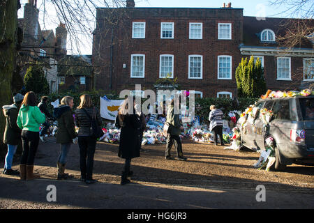 London, Vereinigtes Königreich. 5. Januar 2017. Ehrungen von Kerzen, Blumen und Fotos verbleiben außerhalb der Heimat der Pop-Musik Ikone George Michael in The Grove, Highgate in London, England. Sänger George Michael starb am Weihnachtstag in seinem Landhaus in Oxfordshire im Alter von 53 Jahren am 25 Dezember. Bildnachweis: Michael Tubi/Alamy Live-Nachrichten Stockfoto