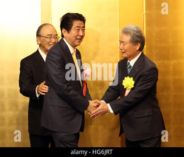 Tokio, Japan. 5. Januar 2017. Japanese Prime Minister Shinzo Abe (C) wird von japanischen Unternehmen Gruppenleiter Akio Mimura (L), Sadayuki Sakakibara (R) für ein Führungskräfte-Silvester-Party in einem Tokio Hotel am Donnerstag, 5. Januar 2017 begrüßt. © Yoshio Tsunoda/AFLO/Alamy Live-Nachrichten Stockfoto