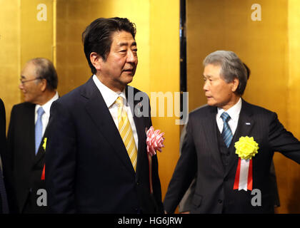 Tokio, Japan. 5. Januar 2017. Japanese Prime Minister Shinzo Abe (C) wird von japanischen Unternehmen Gruppenleiter Akio Mimura (L) und Sadayuki Sakakibara (R) für ein Führungskräfte-Silvester-Party in einem Tokio Hotel auf Donnerstag, 5. Januar 2017 begrüßt. © Yoshio Tsunoda/AFLO/Alamy Live-Nachrichten Stockfoto