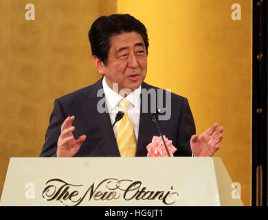 Tokio, Japan. 5. Januar 2017. Der japanische Premierminister Shinzo Abe hält eine Rede vor der japanische Unternehmer in einem Tokio Hotel auf Donnerstag, 5. Januar 2017. Drei japanische Unternehmensgruppen eine jährliche Silvesterparty statt. © Yoshio Tsunoda/AFLO/Alamy Live-Nachrichten Stockfoto