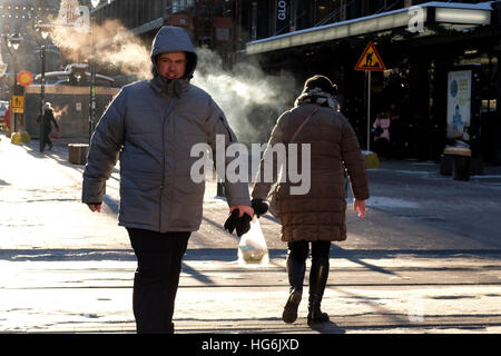 Helsinki, Finnland. 5. Januar 2017. Fußgänger gehen auf der Straße in Helsinki, Finnland, 5. Januar 2017. In den ersten Tagen des neuen Jahres hat Finnland einen plötzlichen Abfall zu winterlichen Temperaturen erlebt. Behörden haben gegeben "frost Warnungen" Bewohner warm zu halten und zur Vermeidung von Gesundheitsschäden zu erinnern. In der Hauptstadt Helsinki, gelegen in der südlichen Küste fiel Temperatur auf weniger als minus 19 Grad Celsius frühen Freitag, während in Muonio, nordwestlichen Lappland, Temperatur minus 40 Grad Celsius am Donnerstag war. © Sergei Stepanov/Xinhua/Alamy Live-Nachrichten Stockfoto