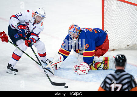 Helsinki, Finnland. 5. Januar 2017. Pavel Datsyk (L) von Sankt Petersburg SKA wetteifert mit Helsinki Jokerit Torhüter Ryan Zapolski während der Kontinental Hockey League (KHL) in Helsinki, Finnland, 5. Januar 2017 entsprechen. Jokerit Helsinki gewann 3-2. © Sergei Stepanov/Xinhua/Alamy Live-Nachrichten Stockfoto