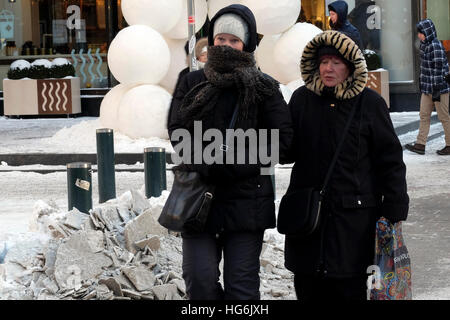 Helsinki, Finnland. 5. Januar 2017. Fußgänger gehen auf der Straße in Helsinki, Finnland, 5. Januar 2017. In den ersten Tagen des neuen Jahres hat Finnland einen plötzlichen Abfall zu winterlichen Temperaturen erlebt. Behörden haben gegeben "frost Warnungen" Bewohner warm zu halten und zur Vermeidung von Gesundheitsschäden zu erinnern. In der Hauptstadt Helsinki, gelegen in der südlichen Küste fiel Temperatur auf weniger als minus 19 Grad Celsius frühen Freitag, während in Muonio, nordwestlichen Lappland, Temperatur minus 40 Grad Celsius am Donnerstag war. © Sergei Stepanov/Xinhua/Alamy Live-Nachrichten Stockfoto