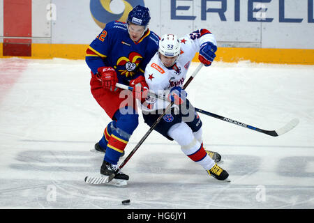 Helsinki, Finnland. 5. Januar 2017. Mika Niemi (L) von Jokerit Helsinki wetteifert mit Sergei Shirokov SKA Sankt Petersburg während des Spiels der Kontinental Hockey League (KHL) in Helsinki, Finnland, 5. Januar 2017. Jokerit Helsinki gewann 3-2. © Sergei Stepanov/Xinhua/Alamy Live-Nachrichten Stockfoto