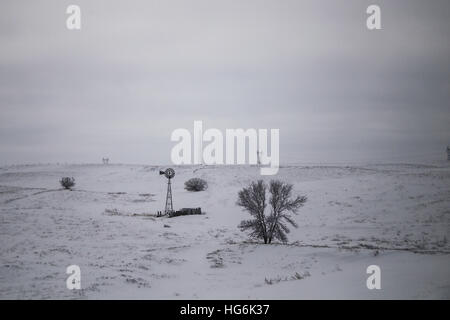 Bismarck, North Dakota, USA. 5. Januar 2017. Eine Windmühle ist entlang der Interstate 94 in der Bakken Bildung in Wibaux, Montana gesehen © Joel Engel Juarez/ZUMA Draht/Alamy Live News Stockfoto