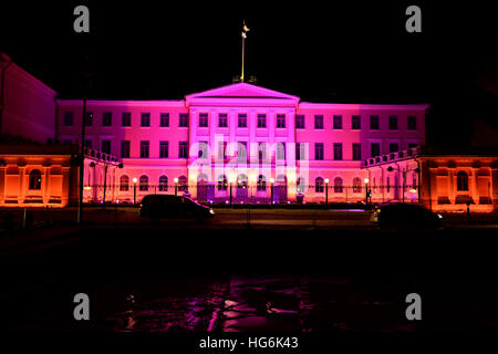 Helsinki, Finnland. 5. Januar 2017. Der Präsidentenpalast ist während der 9. jährliche Lux Helsinki-Lichterfest in Helsinki, Finnland, 5. Januar 2017 beleuchtet. Die Veranstaltung wurde organisiert, um leichte Kunstwerke und Festival-Atmosphäre in der dunkelsten Zeit des Jahres bieten. © Sergei Stepanov/Xinhua/Alamy Live-Nachrichten Stockfoto