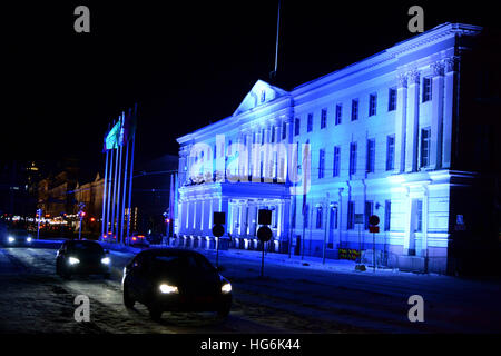 Helsinki, Finnland. 5. Januar 2017. Das Rathaus von Helsinki ist während der 9. jährliche Lux Helsinki-Lichterfest in Helsinki, Finnland, 5. Januar 2017 beleuchtet. Die Veranstaltung wurde organisiert, um leichte Kunstwerke und Festival-Atmosphäre in der dunkelsten Zeit des Jahres bieten. © Sergei Stepanov/Xinhua/Alamy Live-Nachrichten Stockfoto