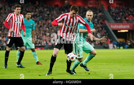 Bilbao, Spanien. 5. Januar 2017. Javier Eraso (Mildfierder, Athletic Club) in Aktion fallenden Andres Iniesta (Mildfierder, FC Barcelona) während des Fußballspiels der Runde der 16 des spanischen Königs Cup zwischen Athletic Club und dem FC Barcelona im San Mames Stadion am 5. Januar 2017 in Bilbao, Spanien. © David Gato/Alamy Live-Nachrichten Stockfoto