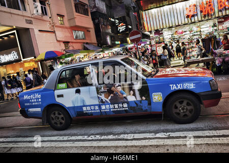 Hong Kong, Hong Kong, China. 5. Januar 2017. Hong Kong, CHINA-November 16 2016: (nur zur redaktionellen Verwendung. CHINA HERAUS). Eine alte Fahrer wartet auf die Ampel im Central District, Hong Kong, 16. November 2016. Im Jahr 2016 ist die Bevölkerung von Hong Kong 7.000.000, unter denen sind 1.000.000 ältere Menschen im Alter von 65 und älter, 15 Prozent. Laut Statistik ist die durchschnittliche Lebenserwartung der Menschen in Hongkong 84. Langlebigkeit-Doesn¡¯t zwangsläufig Glück, für ein Drittel der älteren Menschenleben unterhalb der Armutsgrenze, sie Can¡¯t es sich leisten, ein gemütliche späteren Leben zu genießen. In einer geschäftigen Stadt wie H Stockfoto