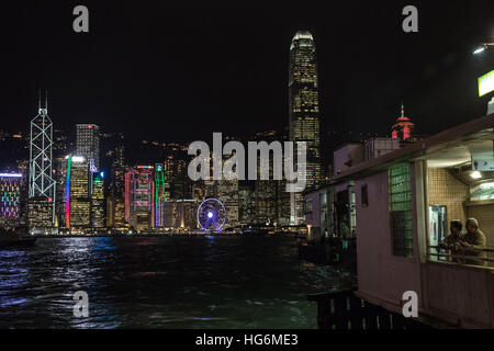 Hong Kong, Hong Kong, China. 5. Januar 2017. Zwei ältere Menschen schauen Sie sich die Hochhäuser am Victoria Harbour Hong Kong.In 2016, die Bevölkerung von Hong Kong ist 7.000.000, unter welche 1.000.000 sind ältere Menschen im Alter von 65 und älter, 15 Prozent. Laut Statistik ist die durchschnittliche Lebenserwartung der Menschen in Hongkong 84. Langlebigkeit bedeutet nicht unbedingt Glück, für ein Drittel der älteren Menschenleben unterhalb der Armutsgrenze, sie sich nicht leisten, ein gemütliche späteres Leben zu genießen. In einer geschäftigen Stadt wie Hong Kong Silber-Haar ältere Menschen sehen Sie arbeiten niedrig bezahlte Arbeitsplätze in Restaurant, superma Stockfoto