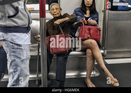 Hong Kong, Hong Kong, China. 5. Januar 2017. Hong Kong, CHINA-9. November 2016: (nur zur redaktionellen Verwendung. CHINA HERAUS). Eine ältere Person nimmt die u-Bahn in Hongkong, 9. November, 2016.In 2016, die Bevölkerung von Hong Kong ist 7.000.000, unter welche 1.000.000 sind ältere Menschen im Alter von 65 und älter, 15 Prozent. Laut Statistik ist die durchschnittliche Lebenserwartung der Menschen in Hongkong 84. Langlebigkeit bedeutet nicht unbedingt Glück, für ein Drittel der älteren Menschenleben unterhalb der Armutsgrenze, sie sich nicht leisten, ein gemütliche späteres Leben zu genießen. Splitter-Haare älterer Menschen kann in einer geschäftigen Stadt wie Hong Kong Stockfoto