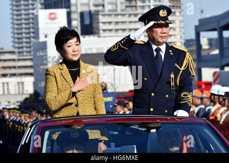 Tokio, Japan. 6. Januar 2017. Mit der Hand auf ihr Herz inspiziert gov Yuriko Koike von Tokyo Metropolitan Fire Department Personal während der neuen Jahre Feuer Überprüfung der Metropolitan Brandabschnitt in Tokyo Big Sight auf Freitag, 6. Januar 2017. Feuer etwa 2.700 professionelle Feuerwehrleute und Mitglieder der Community-basierte Feuer Unternehmen in Tokio und mehr als 130 Fahrzeuge, Helikopter und Schiffe wurden für das Ereignis mobilisiert. Rechts ist MFD Feuerwehrchef Jun Takahashi. © Natsuki Sakai/AFLO/Alamy Live-Nachrichten Stockfoto