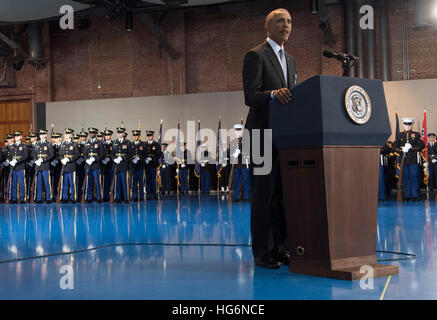 Virginia, USA. 4. Januar 2017. US-Präsident Barack Obama spricht bei seiner Streitkräfte volle Ehre Review Abschiedszeremonie auf Joint Base Myers-Henderson Hall, in Virginia, uns, 4. Januar 2017. Die fünf Klammern des Militärs geehrt die Präsidenten und Vizepräsidenten für ihren Dienst wie sie ihre letzte Amtszeit im Amt schließen. Foto: Kevin Dietsch / Pool über CNP/Dpa/Alamy Live News Stockfoto