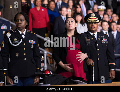 Virginia, USA. 4. Januar 2017. Zuschauer beobachten die Streitkräfte volle Ehre Review Abschiedszeremonie für US-Präsident Barack Obama in der Joint Base Myers-Henderson Hall, in Virginia, uns, 4. Januar 2017. Die fünf Klammern des Militärs geehrt die Präsidenten und Vizepräsidenten für ihren Dienst wie sie ihre letzte Amtszeit im Amt schließen. Foto: Kevin Dietsch / Pool über CNP/Dpa/Alamy Live News Stockfoto